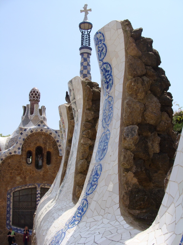 2. Nessa foto, o foco está nos detalhes da arquitetura de Gaudí. Barcelona, 2009.